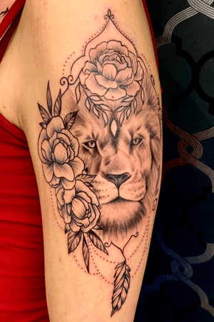 Lion with roses 