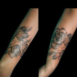 Uno de hoy temprano.. #tattoo #inked #ink #brazalete #flores #flowerstattoo #tatuajedeflores #botanic #botanictattoo #whipeshading #luchotattoo #luchotattooer #pergamino