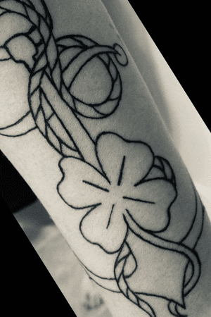 Anchor w/ rope and four leaf clover. 🍀👌 Finished within 2 hours. No color. 