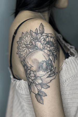 Skull and peonies 🖤