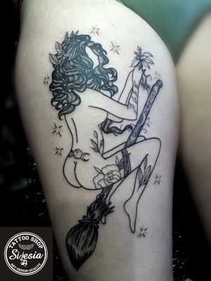 #witch #witchcraft #nakedgirl #lineworktattoo #tattooart #legtatattoo #picture #design #floraltattoo #witchtattoo 