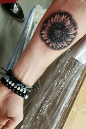 #sunflower #sunflowertattoo tattoo #tatts #ink #blackandgrey #2019 #muchlove#canada #toronto #winter #flower #meaning #rockon #hellyeah #tattooart #tattoo #tatt #loveit 