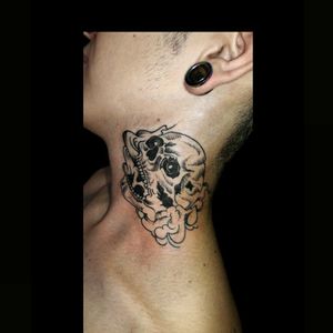 Uno de ayer.. #tattoo #inked #ink #skull #skulltattoo #calavera #calaveratattoo #lines #linertattoo #lineworking #cuello #luchotattoo #luchotattooer 