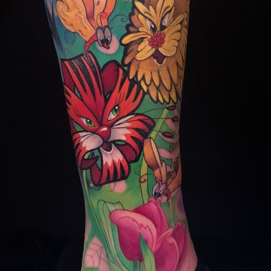 Tatuaje de Alicia en el país de las maravillas con flores.  Lirio TIGRE y LEÓN DE LA LECHE.  #disneytattoo #disney #disneytattoos #colortattoos #cartoontattoo 