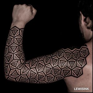 Blackwork geometric tattoo by Lewisink aka blacksymmetry #lewisink #blacksymmetry #paris #paristattooartist #blackwork #geometric #dotwork #kinetic #opticalillusion #opart 