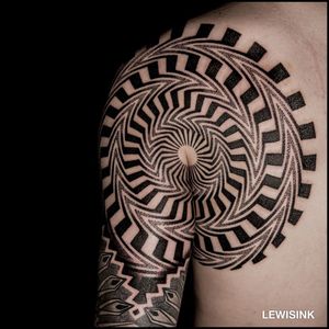Blackwork geometric tattoo by Lewisink aka blacksymmetry #lewisink #blacksymmetry #paris #paristattooartist #blackwork #geometric #dotwork #kinetic #opticalillusion #opart 