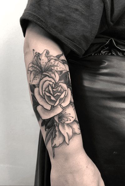 -FLOWERS- 🌹 🌺 🌸 For @johanna0984 thanks! Always nice doing projects like this! Thanks again to everyone who follows and like my work! You guys are the best 🙏🏿😁 . . . For more tattoos you can find me @motorinktattooshop in Amsterdam Or @thetattoogarden in The Hague . . . For more info send me a DM 📩 . . . #blackworkerssubmission #darkartists #thedarkestwork #blackmasterink #artesobscurae #tattrx #onlythedarkest #blackworkershero #amsterdam🇳🇱 #thehague #art #motorink #thetattoogarden #blackmasterink #roses #flower #traditionaltattoo #lilytattoo #flowers #rosetattoo #roses 