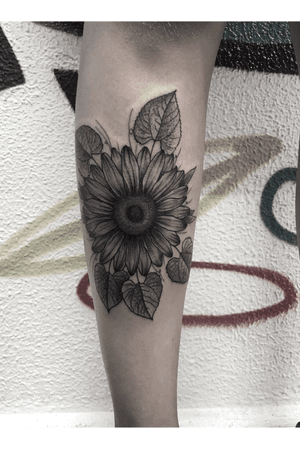 Sunflower 🌻🌻 Done at @studio_ocre