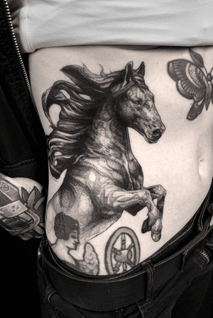 #tattoodesign #tattooflash #tattoodo #tattoos #blackwork #tattooidea #detailed #detail #singleneedle #horse #sculpture #contemporary #portrait #blackansgrey #blackwork #dotwork #ribs #ribcage 