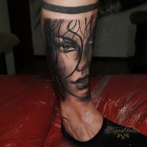 ✝𝔊𝔦𝔯𝔩✝Looking forward to finish!••@balmtattooportugal@worldfamousink•••••#bogastattoostudio #bogastattoo #inked #blackandgreytattoo #tattoo #tattooart #tattoolife #tattooshop #tattooink #tattooartist #realistictattoo #portraittattoo