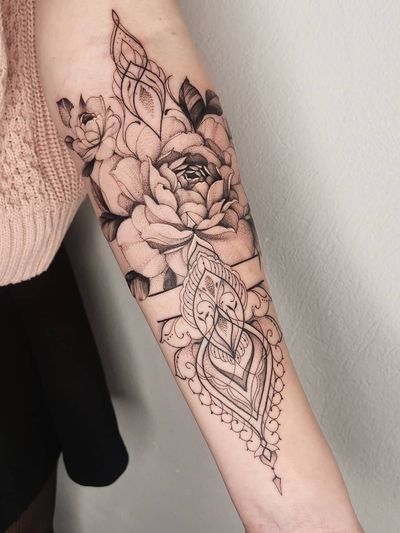 Part of sleev, still one session to go ? zapisy/booking kontakt@xystudio.eu done with @bishoprotary #tattoo #tattoos #ink#inked #tattooinstagram #rosetattoo #girl #girlytattoo #blackwork #tattoos #fineline #finelinetattoo #blackworkerssubmission #blacktat