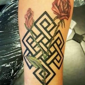 Gemometrical tattoo with roses