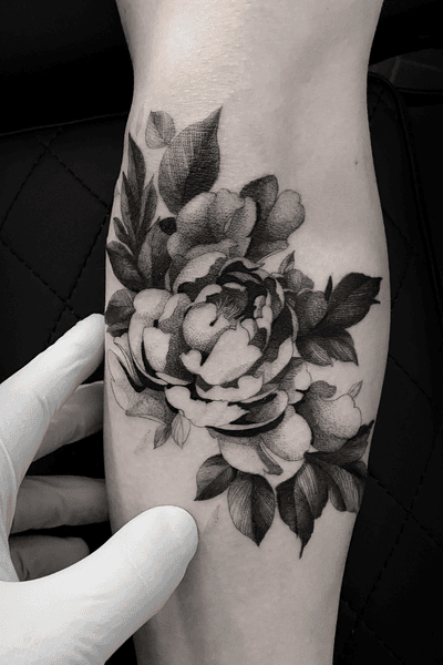 #tattoodesign #tattooflash #tattoodo #tattoos #blackwork #tattooidea #detailed #detail #singleneedle #floral #flower #peony #contemporary #portrait #blackansgrey #blackwork #dotwork #leafs
