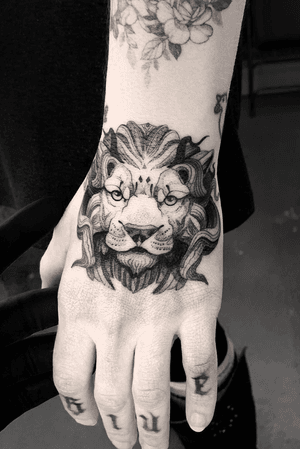 #tattoodesign #tattooflash #tattoodo #tattoos #blackwork #tattooidea #detailed #detail #singleneedle #water #lion #handtattoo #portrait #blackansgrey #blackwork #dotwork #hand