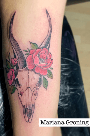 Tatuaje de cráneo de toro con rosas. Bull skull tattoo. Tatuaje de cráneo de toro en colores. Bull skull with flowers tattoo. #bullskulltattoo #tatuajecraneo #tatuajecraneotoro #torotattoo #bulltattoo 