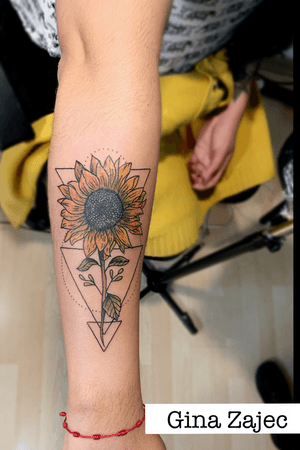 Tatuaje de girasol en color. Sunflower color tattoo. Tatuaje de girasol geométrico. Geometric sunflower tattoo. #geometrictattoo #tatuajegeometrico#tatuajegirasol #sunflowertattoo #girasoltattoo #tatuajegirasolgeometrico 