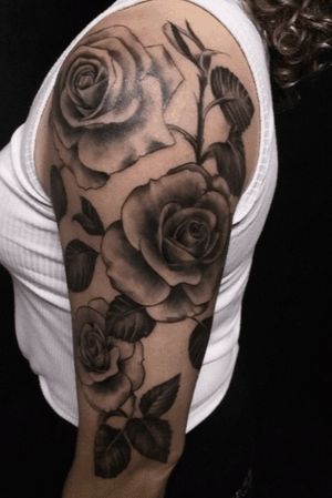 #tattoodo #womantattoo #blacktattoo #armtattoo #flowers #tatuagem 