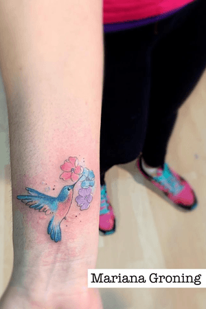 Tatuaje de colibrí estilo acuarela. Hummingbird watercolor tattoo. Tatuajes pequeños. Tatuajes femeninos. Tatuajes acuarela. Tatuajes de flores en acuarela.  #watercolortattooartist #watercolortattoo #tatuajesacuarela #acuarelatattoo #colibritattoo #hummingbirdtattoo #tatuajeave #flowertattoo #tatuajeflores 