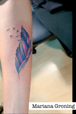 Tatuaje de pluma en color. Feather color tattoo. Tatuaje de pluma con aves. Tatuaje de pluma en acuarela. Watercolor feather tattoo #feathertattoo #watercolortattoo #watercolorfeathertattoo #tatuajepluma #plumatattoo 