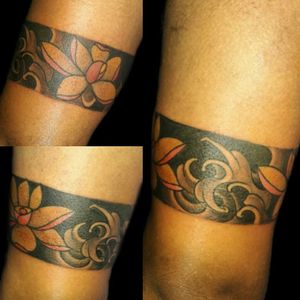Uno de hoy.. brazalete oriental.. #tattoo #inked #ink #brazalete #oriental #loto #olas #flordeloto #lotusflowers #orientaltattoo #waves #orientalwaves #luchotattoo #uchotattooer #pergamino 
