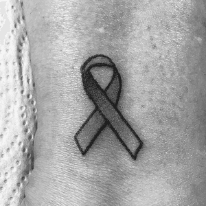 Laço minimalista tatuado no tornozelo da minha mãe. É sempre uma grande honra escolherem me para a primeira tatuagem . Instagram: @mendestaa
