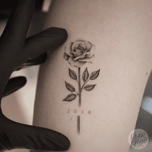 Fineline and small realistic Black&Grey Rose with some Singleneedle lettering.