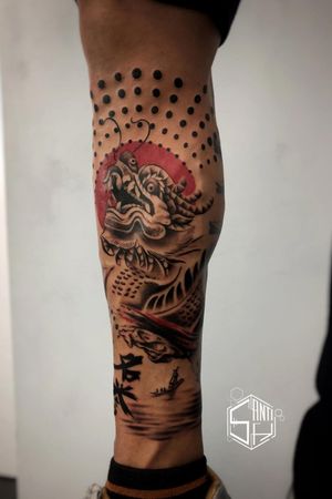 Tatuaje trash polka en negro con toques de color de dragón chino en pierna hombre. Tatuajes Trash Polka & Realismo de Santi H