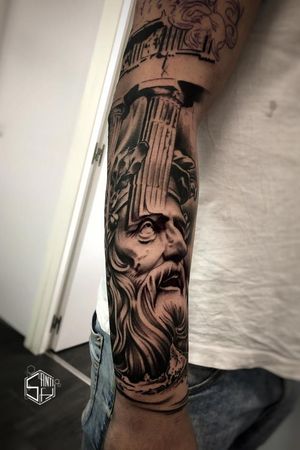 Tatuaje Realista de dios Zeus en negros en manga entera de hombre. Tatuajes Realistas & New School de Santi H en Madrid