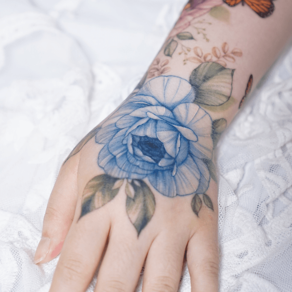 Tatuaje de mano de Silo #Silo #handtattoo #rose #flower #flowertattoo #rosetattoo #koreatattoo #koreaartist #seoultattoo #colortattoo #fineline #floral