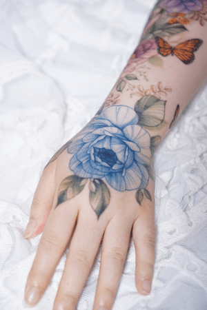 Hand tattoo by Silo #Silo #handtattoo #rose #flower #flowertattoo #rosetattoo #koreatattoo #koreaartist #seoultattoo #colortattoo #fineline #floral