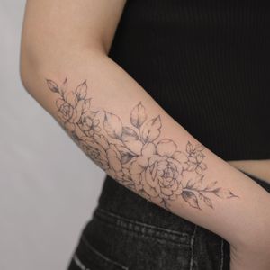 @tattooist_yuhwa #flowertattoo #floraltattoo #rosetattoo #peonytattoo #koreatattoo #koreantattoo #seoultattoo #finelinework #finelinetattoo #linework #blackwork