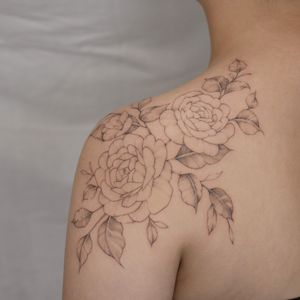 @tattooist_yuhwa #flowertattoo #floraltattoo #koreatattoo #koreantattoo #seoultattoo #shouldertattoo #rosetattoo #peonytattoo #finelinework #linework