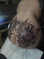 Sunflowers in other style #tondriktattoo #tattoodo #blackwork 