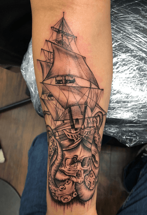 Octopus with skull and ship black and grey 