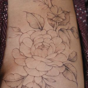 @tattooist_yuhwa#flowertattoo #floraltattoo #rosetattoo #peonytattoo #koreatattoo #koreantattoo #seoultattoo #finelinework #finelinetattoo #linework #blackwork