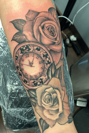 Watch roses black and grey 