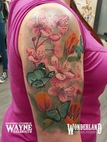 Got to finish this cool #floraltattoo tattoo today! I love how it turned out! Super fun working with the sharp contrast foreground and blurred out background effect! Thanks @scoobydoogal75 #colortattoo #wonderlandtattoo #wonderlandkitchener #ontariotattoos #canadiantattooartist #kwtattoos #kwawesome @steristudio I loved working with your cartridges to make this beautiful tattoo! www.wonderlandstudioskw.com