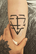 کار جدید #berlin_tattoo #berlin 🇩🇪🇩🇪 🇩🇪😉 #tattooist #tattoosleeve #design #tattoodesing #tattooartist #tattoos #art #geometrictattoo #linetattoo #oldschooltattoo #maoritattoo #ideatattoo #tattooworkers #tattoowork #tattooworld #realtattoos #besttattoos #besttattoo #besttattooartists #dovmeci #indianatattoo #kingtattoo #nicetattoo #tatooliner #tattoolife #gangtattoo #dattattoo #perfectattoo #tattoosleeve