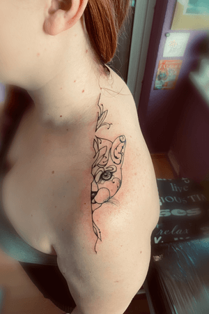 Tattoo#inkedgirl #womantattoo #cattattoo #blackline #Black #shoulder #tattooartist #Nenad#Tattoodo 