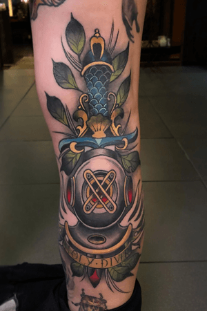 Neotraditional holy diver in knee ditch (part healed part fresh)