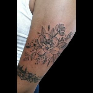 #tattoo #inked #ink #flowers #botanica #botanicatattoo #flowerstattoo #luchotattoo #luchotattooer #pergamino 