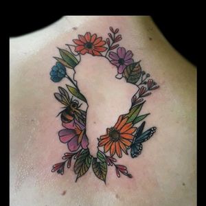 Uno de hoy.. #tattoo #inked #ink #latinoamerica #americalatina #americalatinatattoo #latinoamericatattoo #botanica #botanucatattoo #flowers #flowerstattoo #color #colortattoo #luchotattoo #luchotattooer #pergamino 