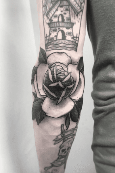-ROSE- Done on the elbow of @pete_westwood thanks again my friend! 🖖🏿🖖🏿🖖🏿 I always love doing this roses🌹 !!! . . . For more tattoos you can find me @motorinktattooshop in Amsterdam Or @thetattoogarden in The Hague . . . For more info send me a DM . . . Thanks 🖖🏿🖖🏿🖖🏿 . . . #rosetattoo #rose #flowerstattoo #elbowtattoo #traditionaltattoo #oldschool #blackworkerssubmission #darkartists #thedarkestwork #blackmasterink #artesobscurae #tattrx #onlythedarkest #blackworkershero #amsterdam🇳🇱 #thehague #art #motorink #thetattoogarden #blackmasterink