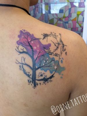 Acuarela árbol y luna tattoo