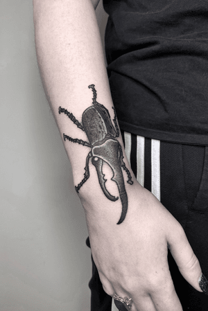-BEETLE- Flash done on @gurmylicious !😁 Thanks again for choosing this design, had a blast doing it! 💪🏿💪🏿💪🏿 I have more projects available check it out under available highlights! 🙏🏿 Or send me your custom idea!🖖🏿 . . . For more tattoos you can find me @thetattoogarden in The Hague Or @motorinktattooshop in Amsterdam . . . For more info send me a DM📩 . . . #beetle #beetletattoo #dotworktattoo #blackworkerssubmission #darkartists #thedarkestwork #blackmasterink #artesobscurae #tattrx #onlythedarkest #blackworkershero #amsterdam🇳🇱 #thehague #art #motorink #thetattoogarden #blackmasterink 