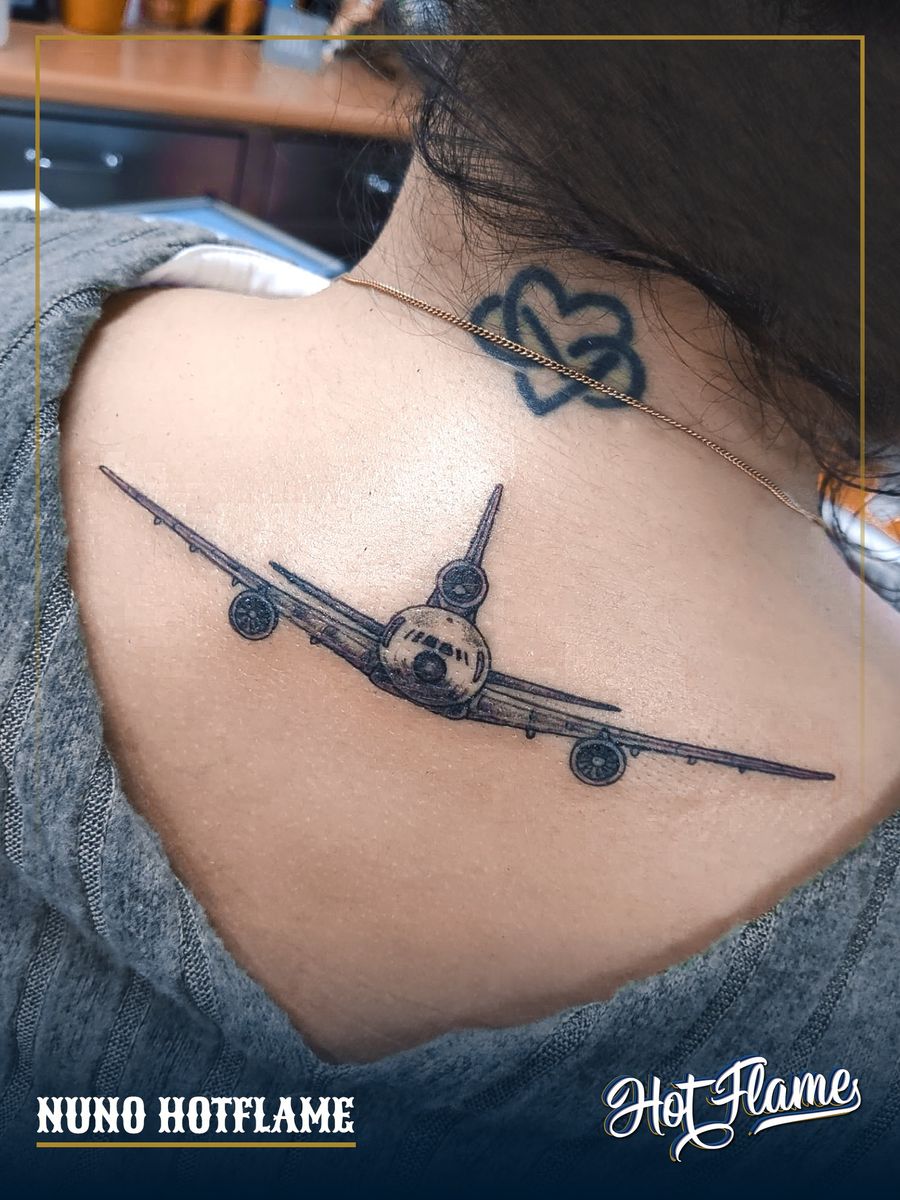 девушка с татуировкой самолета