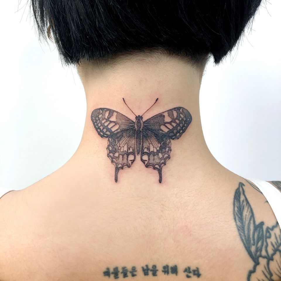 bogstaver cover up tattoo de June, también conocido como a.re tattoo #june #aretattoo #sommerfugl #coveruptattoo #wings #backofneck