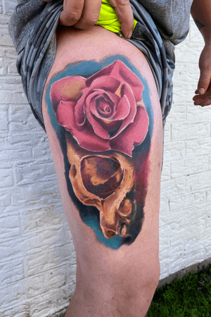 Rad skull and rose on the thigh.