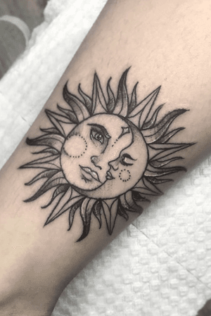Sun and moon tattoos in the house of ink lovers studios. Nice touch to represent day and night. Un tatuaje del sol y la luna, representando un poco el día y la noche en Cartagena. #moon #sun #cartagena 