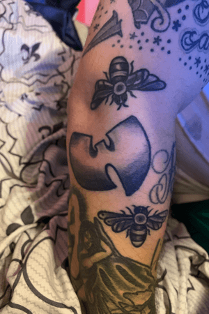 Wu tang with some killer bees. Done in Tacoma wa. #tacoma #Wutang #killerbees done at homage tattoo #blackandgrey #blackandgreytattoo 